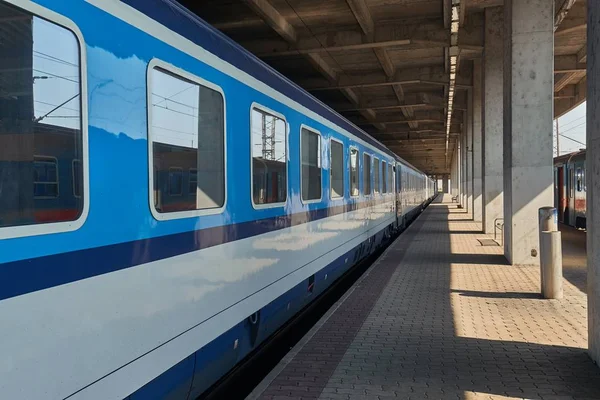 Gare ferroviaire avec train de voyageurs — Photo