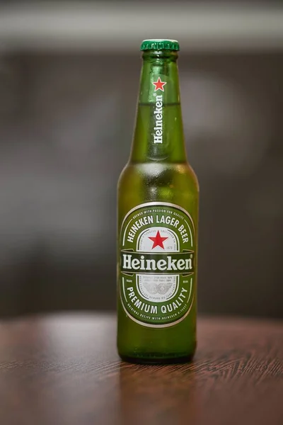 Sticla de bere Heineken — Fotografie, imagine de stoc