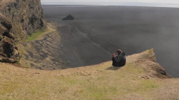 IJslandse landschap met kliffen — Stockvideo