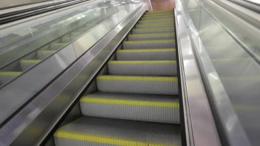 Bir metro istasyonu'na yürüyen merdiven