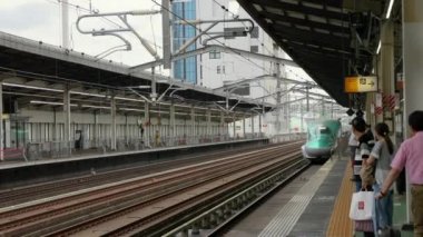 Bir istasyonunda gelen Jepenese Shinkansen tren