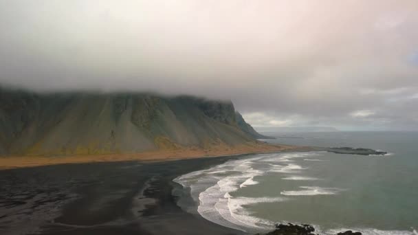 Vestrahorn, Stokksnes, IJsland, luchtfoto beeldmateriaal — Stockvideo