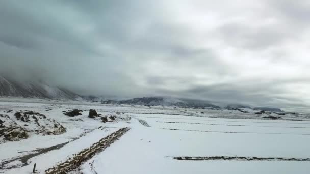 Paisaje imágenes aéreas tierras de cultivo cubiertas de nieve — Vídeo de stock