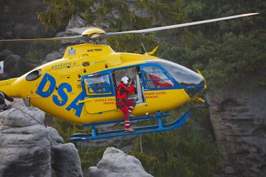 Dağlarda kurtarma helikopteri