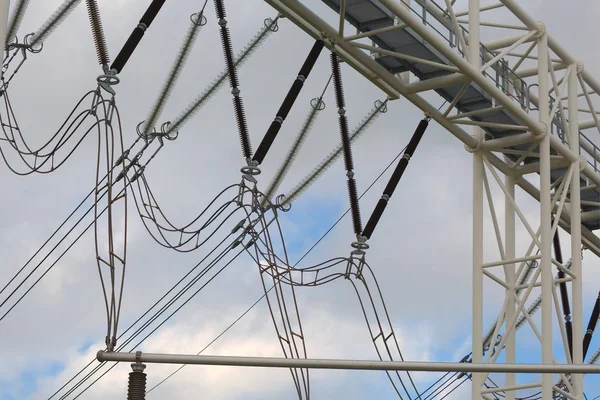 Elektrische leidingen hierboven — Stockfoto