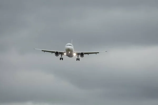 Aterrizaje de avión comercial —  Fotos de Stock