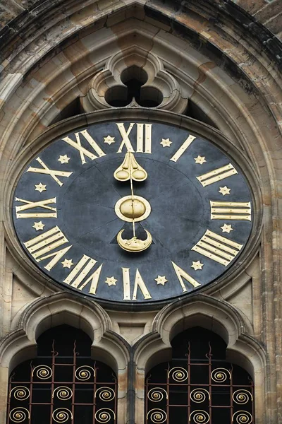 Alte Uhr auf einem Turm — Stockfoto