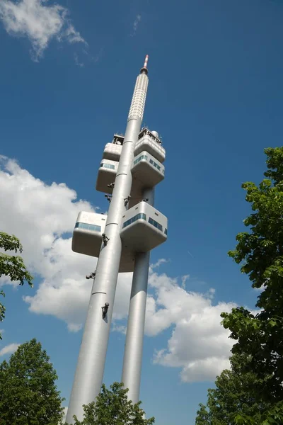 Torre TV dal basso, Praga — Foto Stock