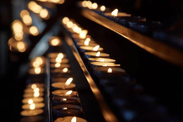 Kaarsen in een donkere kerk — Stockfoto