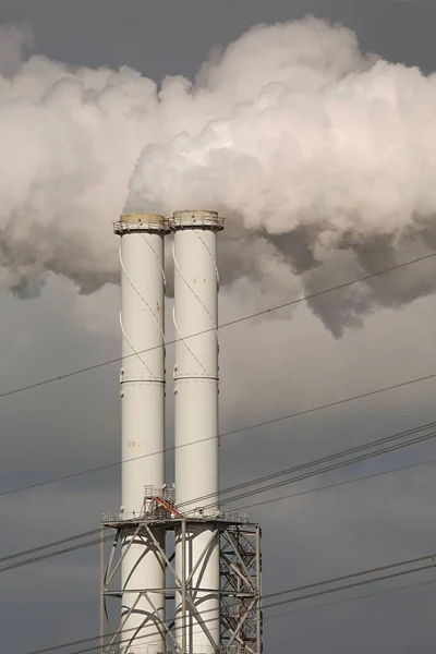 Smoking power plant — Stock Photo, Image