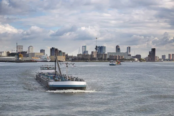 Rotterdam 'da konteynır taşıyan gemi. — Stok fotoğraf