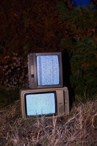 TV no hay señal en la hierba — Foto de Stock