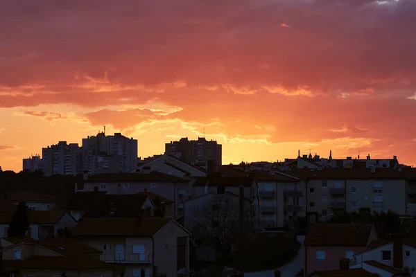 Stedelijke zonsondergang, crimson hemel — Stockfoto