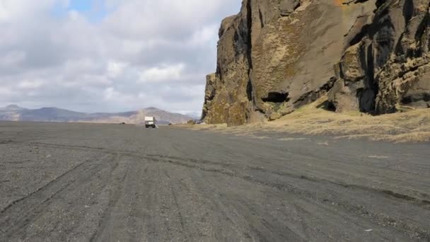 Исландский ландшафт со скалами — стоковое видео
