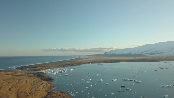 Льодовикові озера в Ісландії пташиного польоту — стокове відео