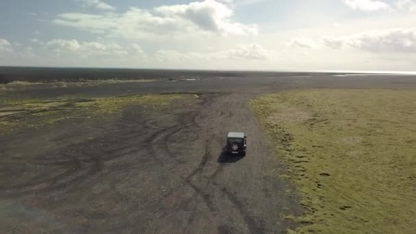 Вождение на черном песке дрона кадры — стоковое видео