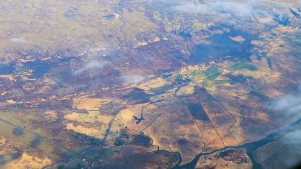 Vliegen boven IJsland, vliegtuigen venster weergave — Stockvideo