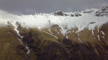 Dağ hava dron İzlanda, dağlarda kar vurdu