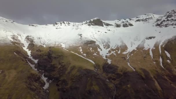 Mountain antenn drönare skjuten i Island, snö på bergen — Stockvideo