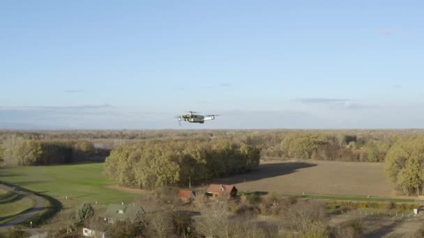 Drone die buiten vliegt — Stockvideo