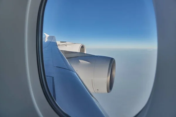 Flying on a plane, jet engines — Stock Photo, Image