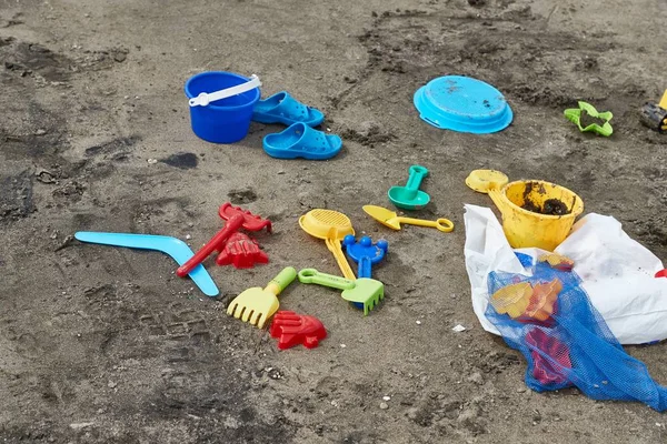 海滩上的塑料 xhild 玩具 — 图库照片