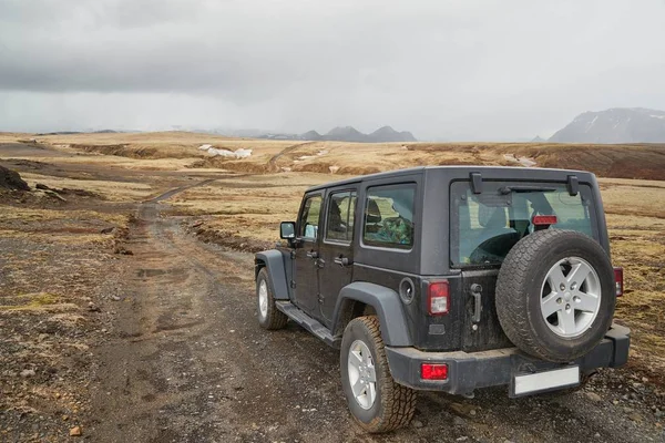 Auto v islandském terénu — Stock fotografie