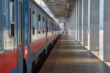 Yolcu trenli tren istasyonu.