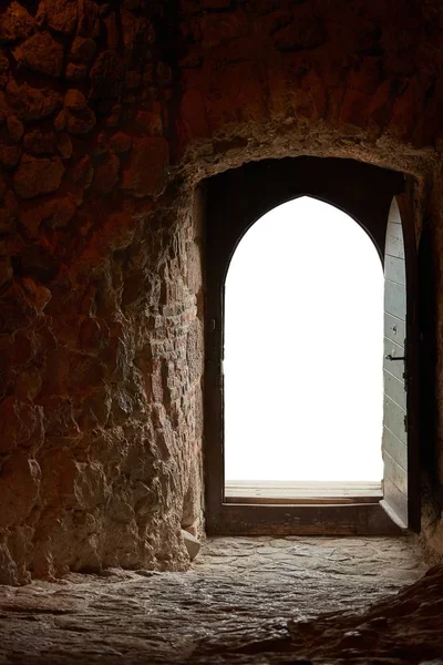 Passage d'un vieux château, porte ouverte — Photo