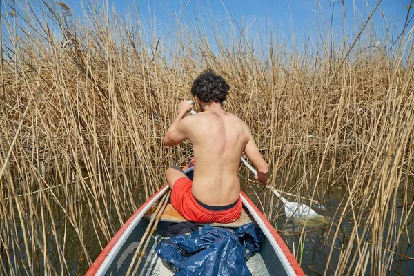 Tour in canoa di fronte ad acque ricoperte di vegetazione — Foto Stock