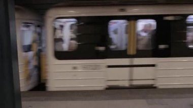 Metro istasyonu terk