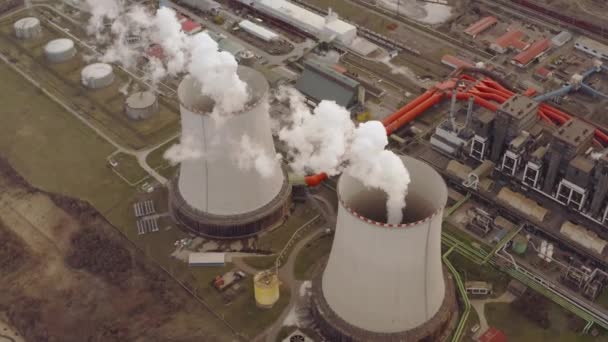 Elektrik santrali soğutma kulesi hava görüntüsü — Stok video