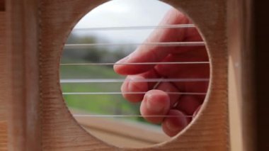 Akustik gitar çalıyor, ağır çekim