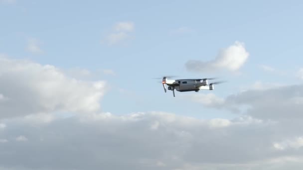 Drone volando al aire libre — Vídeo de stock