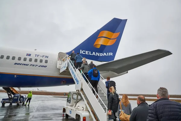 Icelandair посадки літака — стокове фото