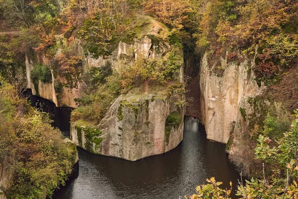 Sjö mellan klipporna — Stockfoto