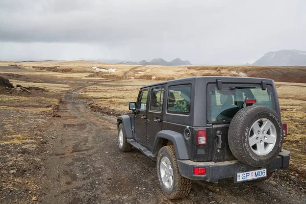 Auto v islandském terénu — Stock fotografie