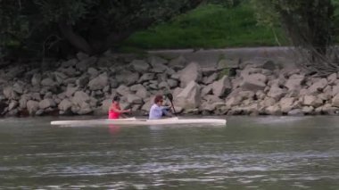 Bir nehir Eskimo kayığı eğitim