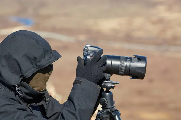 Fotograf med stativ — Stockfoto