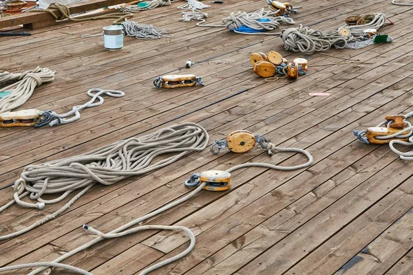 Roaps de barco à vela em um convés — Fotografia de Stock