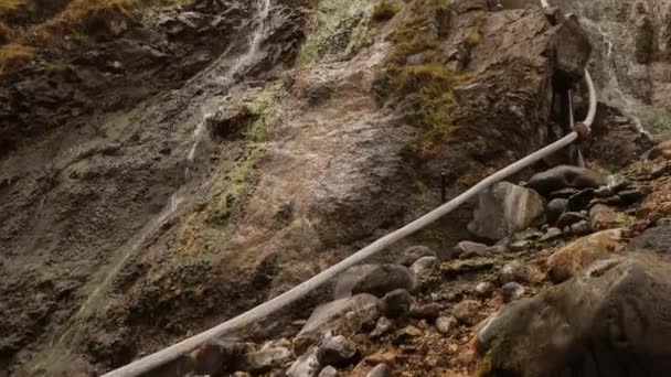 Heißes Quellwasser fließt auf Felsen herunter — Stockvideo