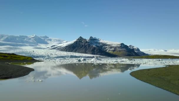 Icebergs en el Lago Glaciar — Vídeo de stock