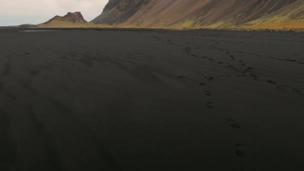 Vestrahorn Islândia inclinação paisagem revelar tiro — Vídeo de Stock