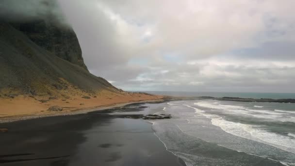 Vestrahorn, Stokksnes, Islandia, imágenes aéreas — Vídeo de stock