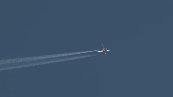 Avión a altitud de crucero — Vídeo de stock