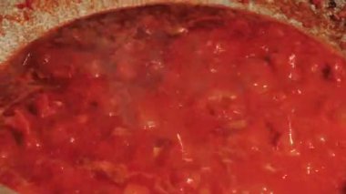 Demir tencerede ateş yakmak.