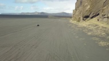 Siyah kum dron görüntüleri üzerinde sürüş