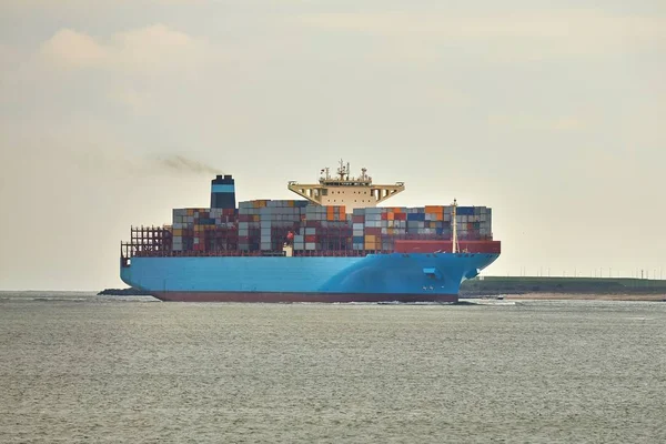 Riesiges Containerschiff im Hafen von Rotterdam — Stockfoto