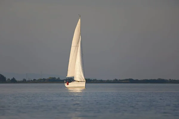 Sailing boat in schemering licht — Stockfoto