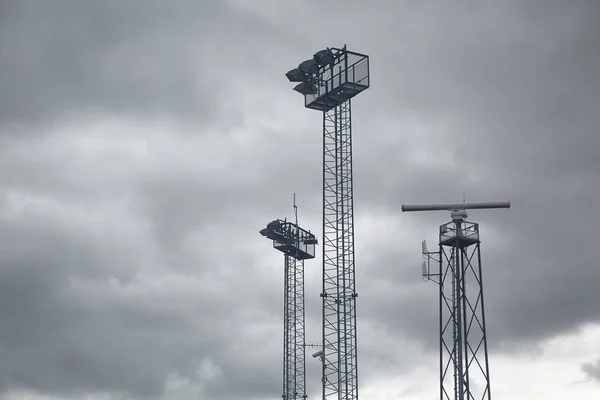 嵐の空に対するレーダー塔 — ストック写真